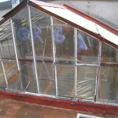 Tetto vetrato munito di stucco per finestre contenente amianto.
