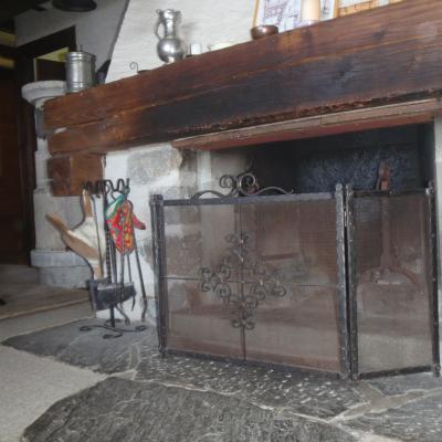 Photo Panneau en fibrociment sous la poutre de la cheminée. Photo Picadus